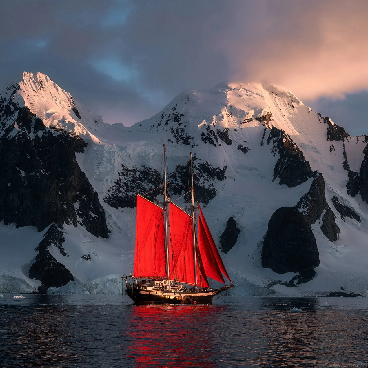 努克市与背后峡湾的景色