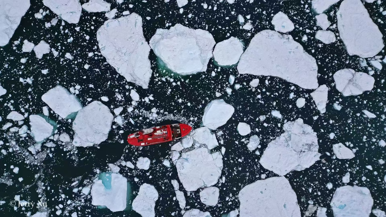 格陵兰南部秋色的苔原与山峰
