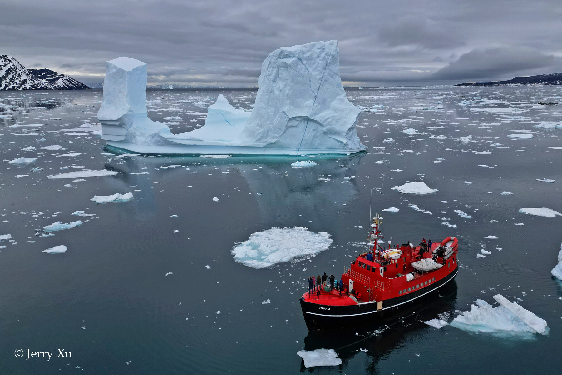 格陵兰变幻的光影与地貌，暗示展览的沉浸感与多变性